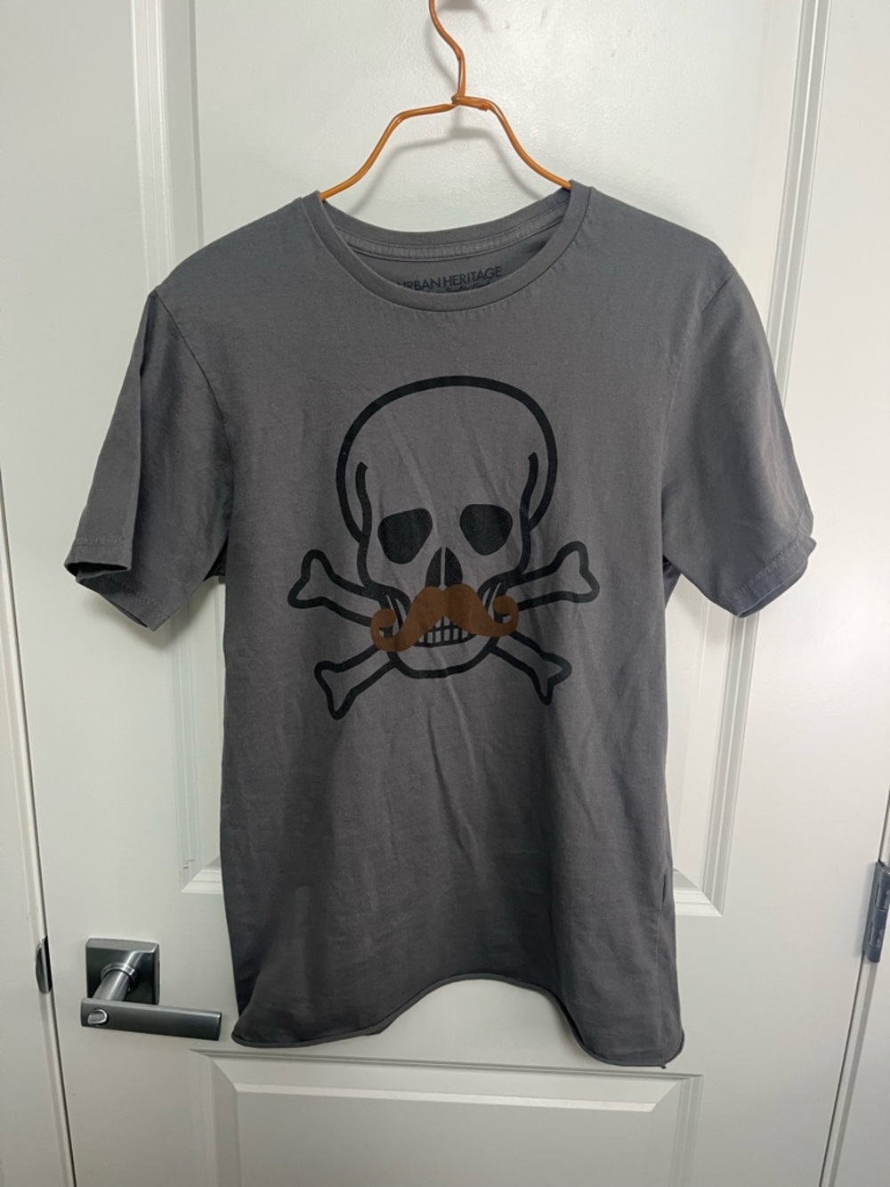 Urban Heritage Men's Gray Skull Graphic T-Shirt in size S